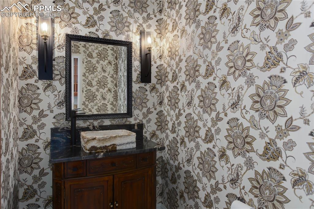 Image 17 of 50: Updated guest bath with all new Custom Onyx Vessel sink, granite countertop