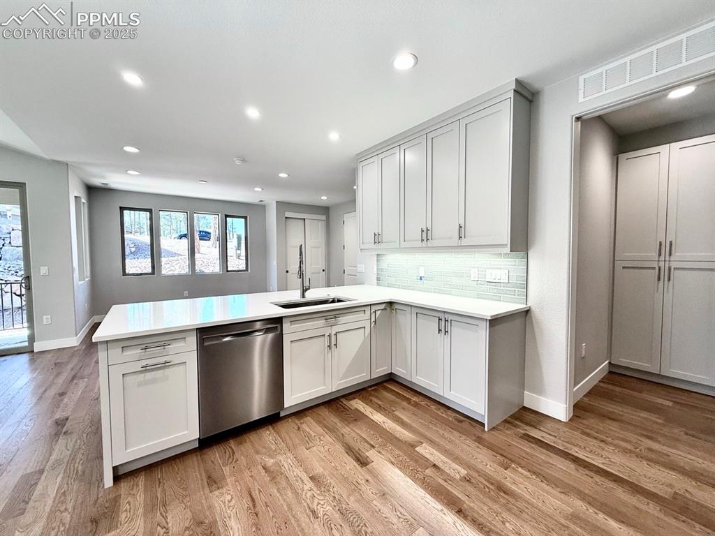 Image 10 of 29: Full-sized Gourmet Kitchen with Quartz Countertops, Upper Cabinets to the C
