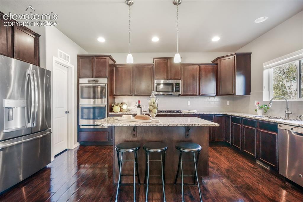 Image 10 of 50: Kitchen