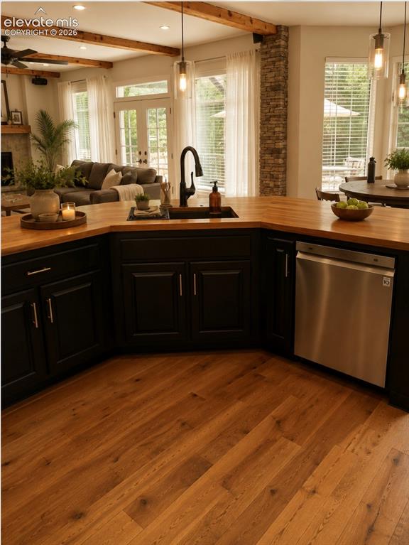 Image 13 of 21: Kitchen
