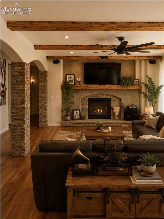 Image 14 of 21: Living Room