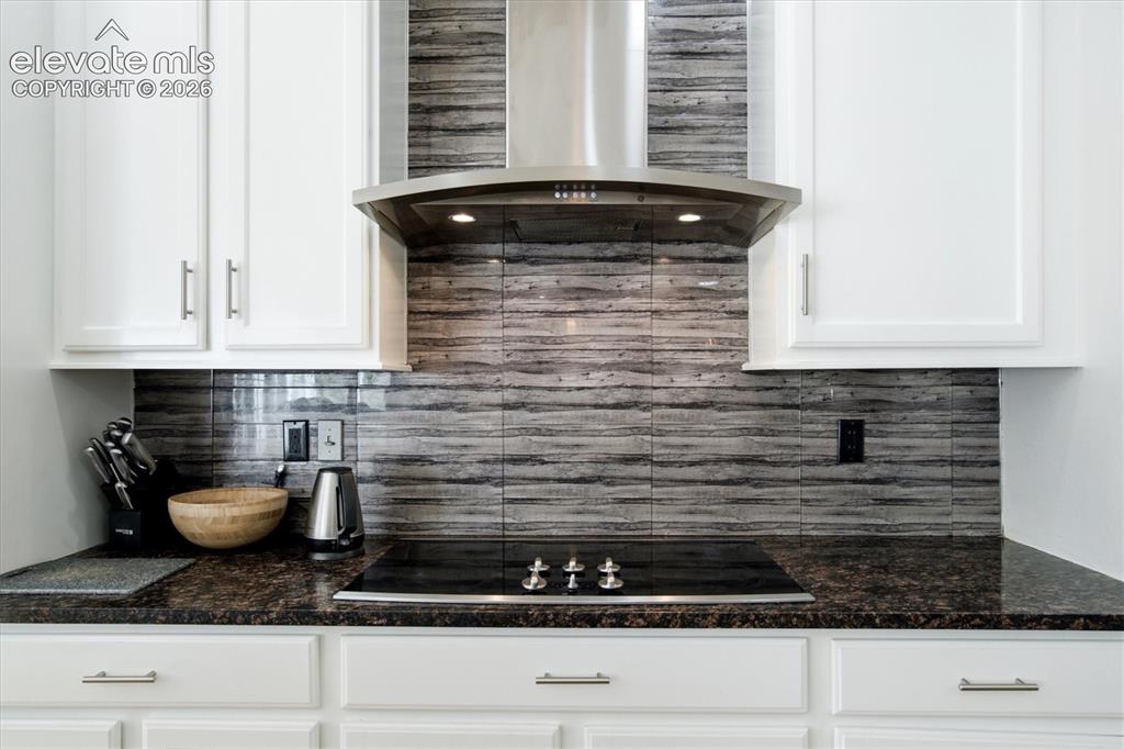 Image 33 of 48: Kitchen