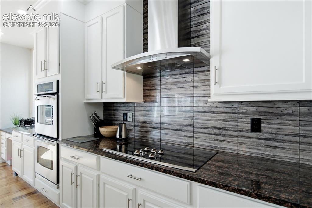 Image 34 of 48: Kitchen