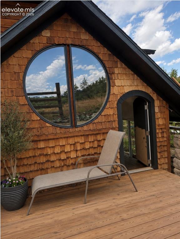 Image 5 of 21: Deck