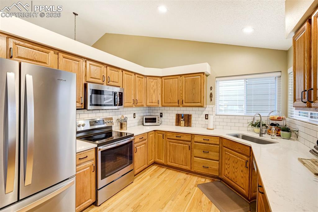 Image 16 of 50: Kitchen