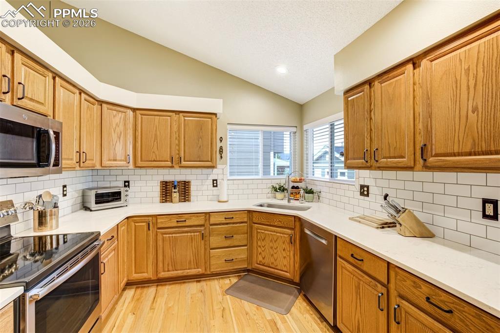 Image 17 of 50: Kitchen