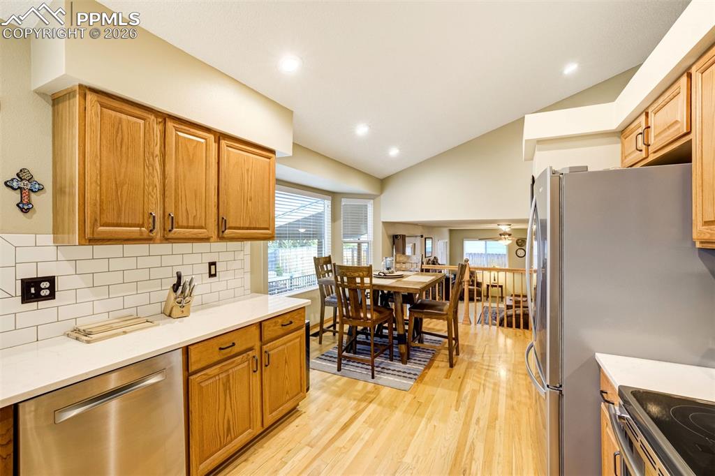Image 18 of 50: Kitchen