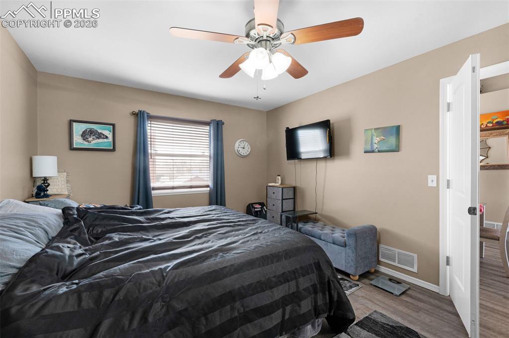 Image 10 of 15: Kitchen