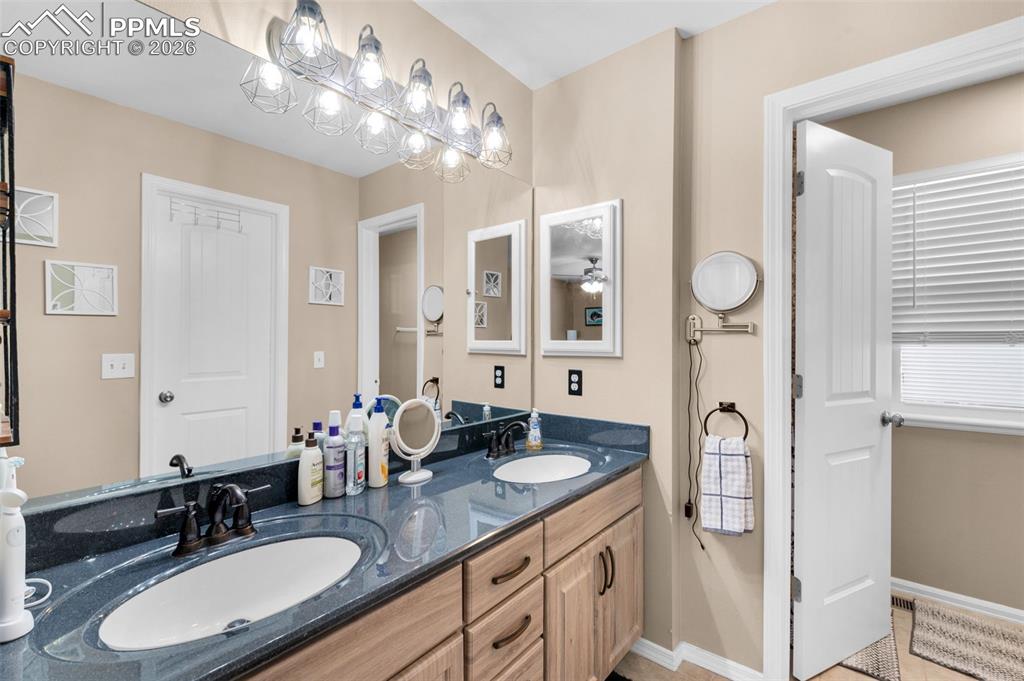 Image 11 of 15: Living Room