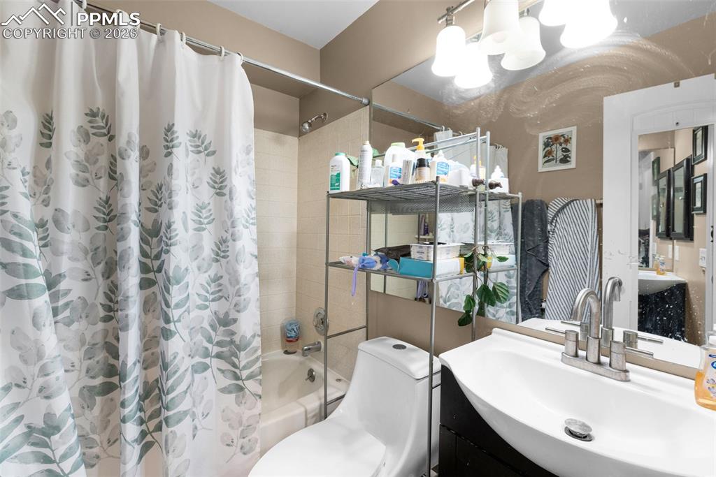 Image 12 of 15: Living Room