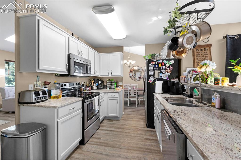 Image 7 of 15: Dining Area