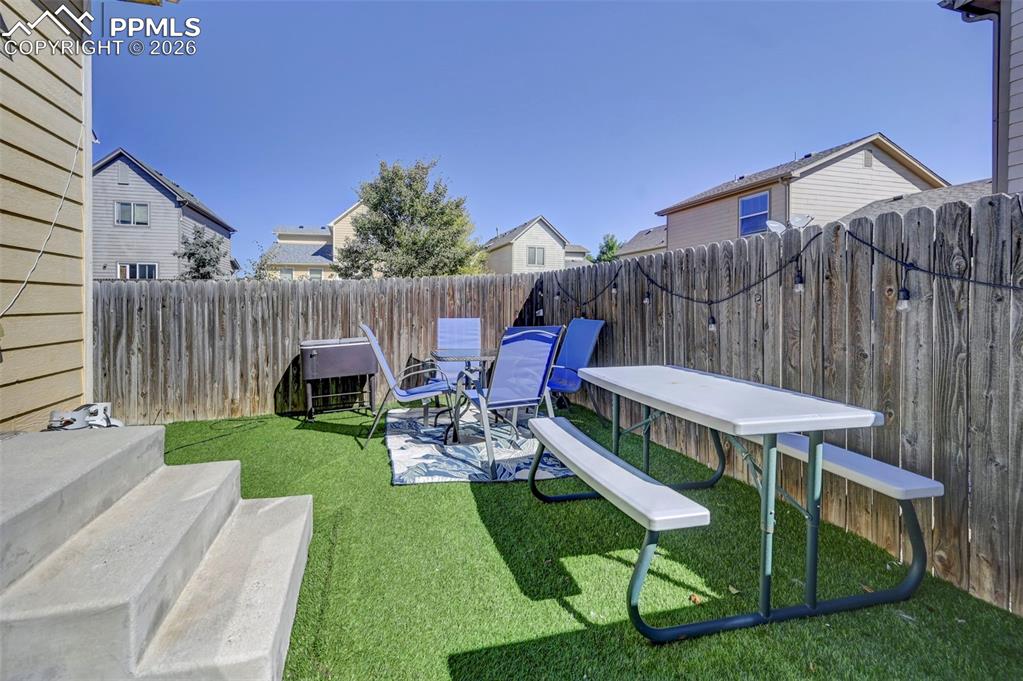 Image 20 of 22: Yard