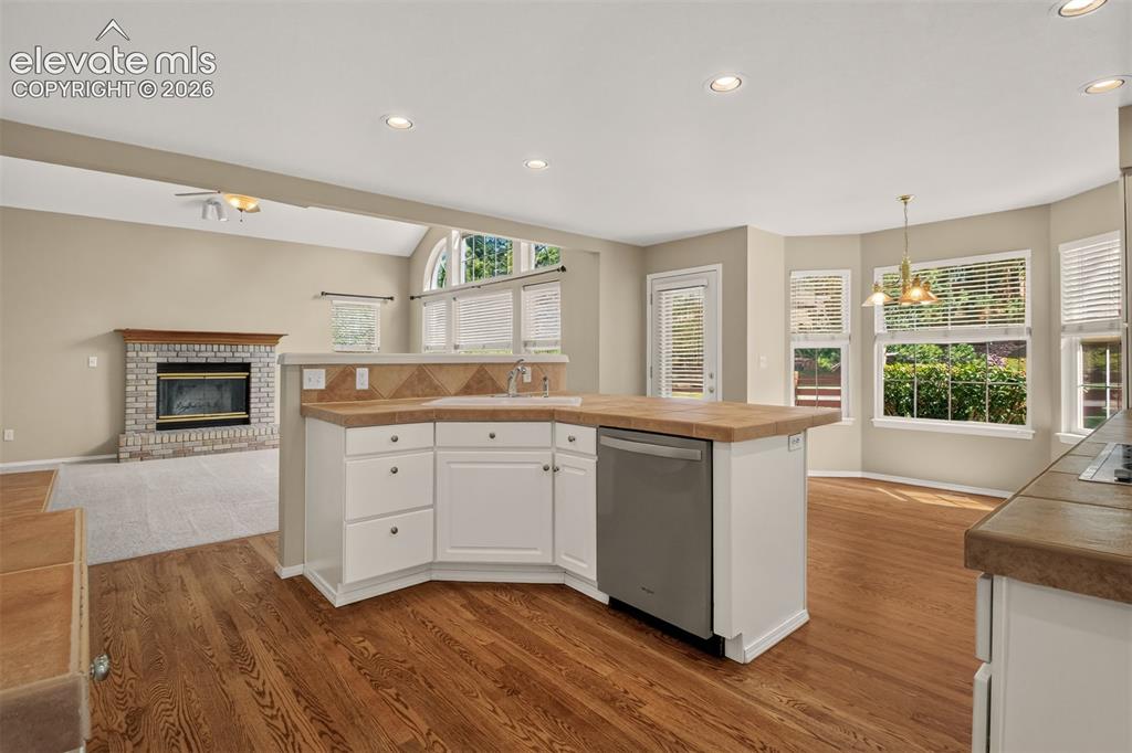 Image 13 of 42: Open Kitchen, Island, Breakfast Nook, Opens To The Family Room.