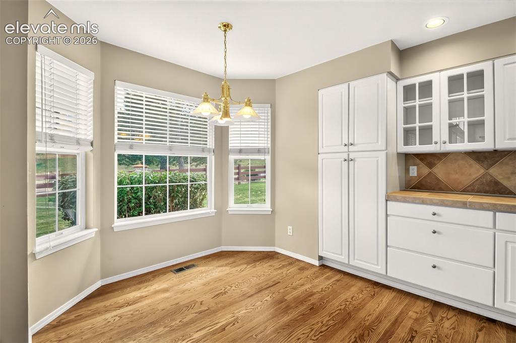 Image 14 of 42: Breakfast Nook