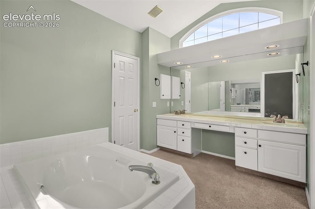 Image 29 of 42: 5-pc master bath, soaking tub.