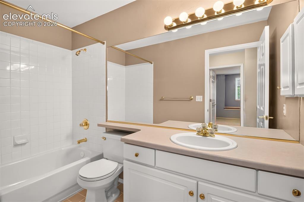 Image 34 of 42: Guest bath, upper level.