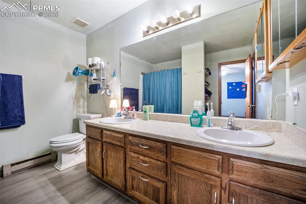 Image 16 of 35: Bathroom