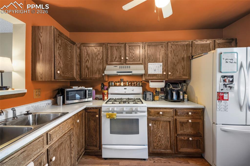 Image 5 of 35: Kitchen