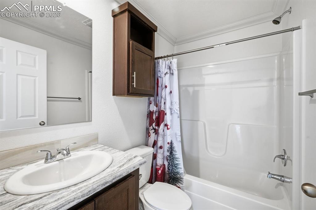 Image 12 of 25: Bathroom