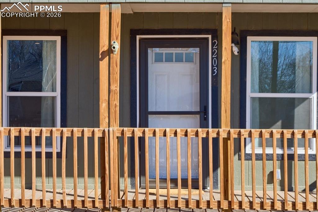 Image 23 of 25: Deck