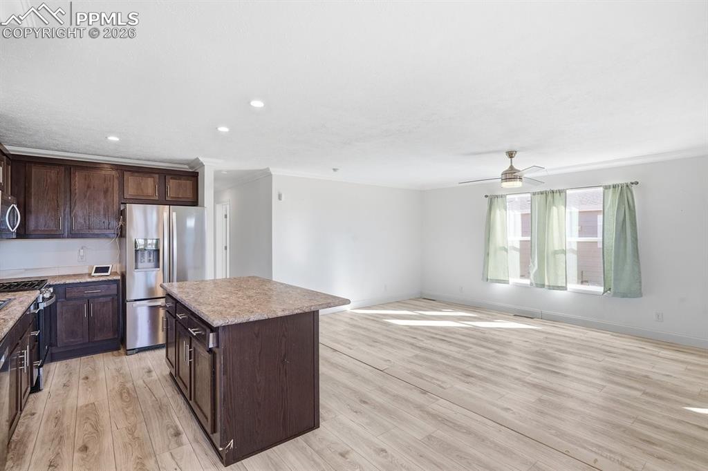 Image 4 of 25: Kitchen