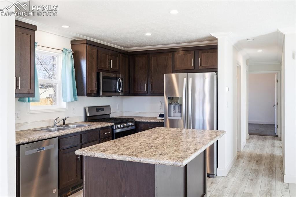 Image 5 of 25: Kitchen