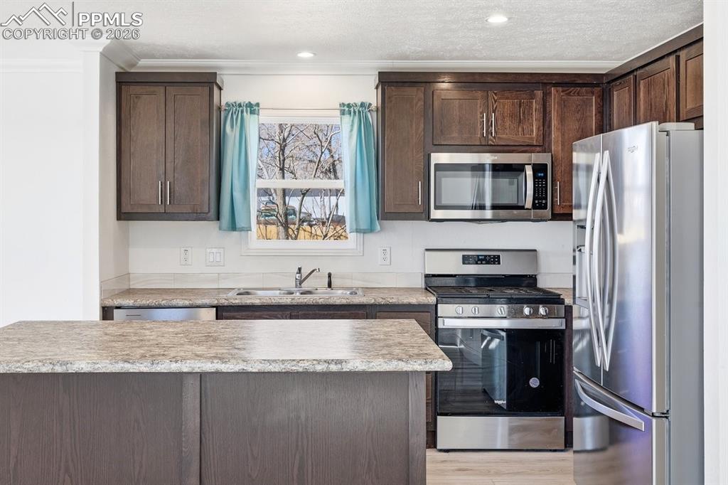 Image 6 of 25: Kitchen