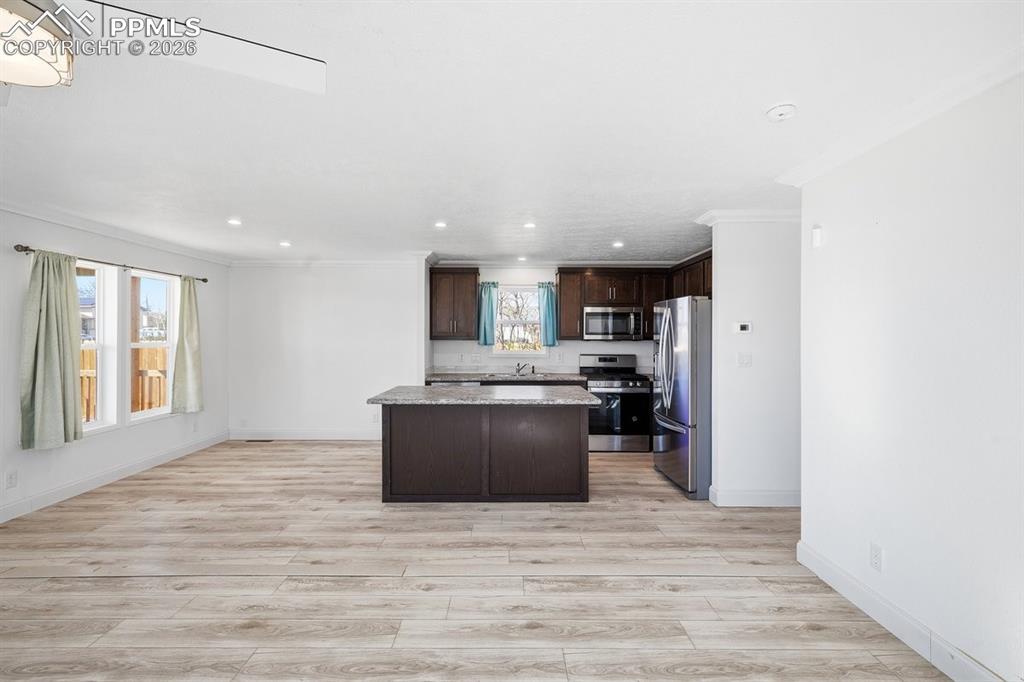 Image 9 of 25: Kitchen