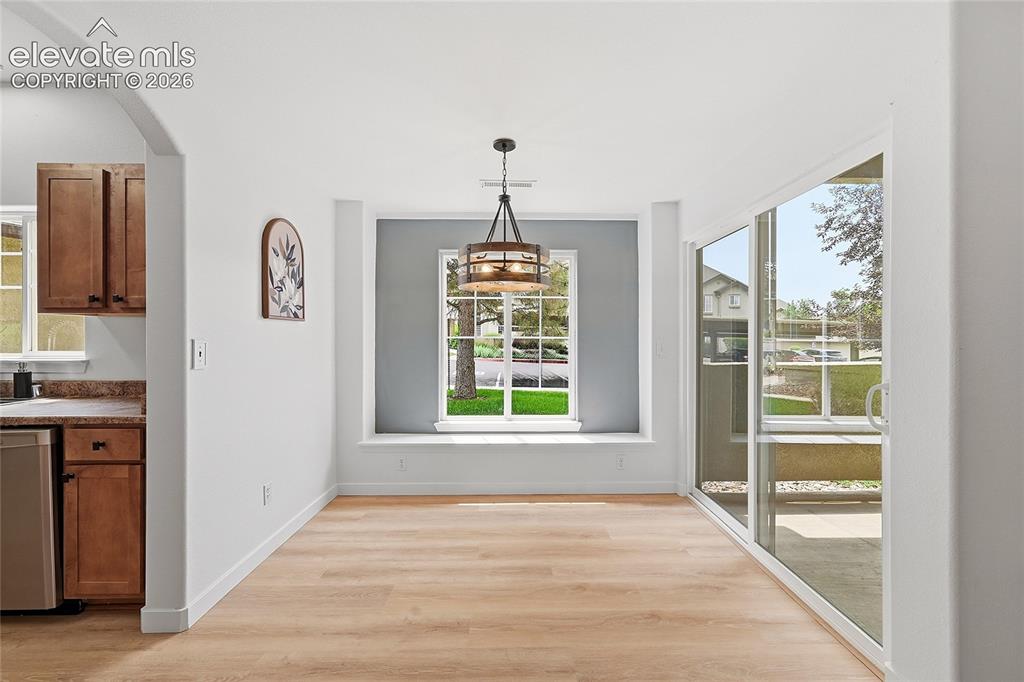 Image 9 of 22: Dining Area