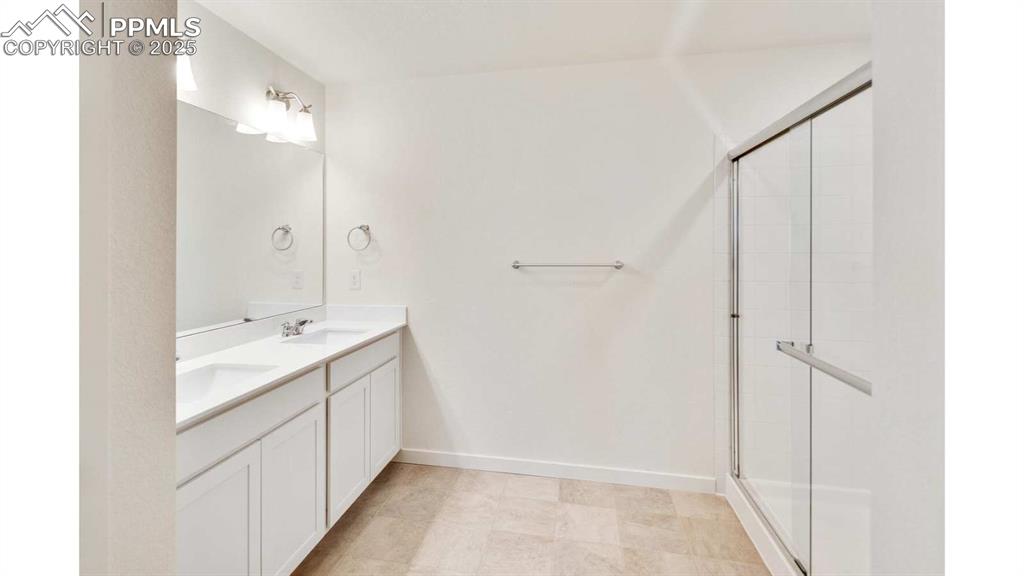 Image 16 of 23: Bathroom