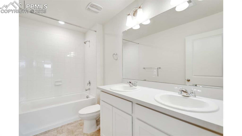 Image 20 of 23: Bathroom