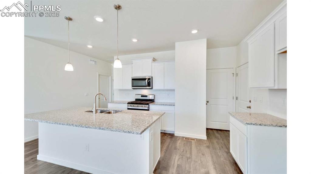 Image 9 of 23: Kitchen