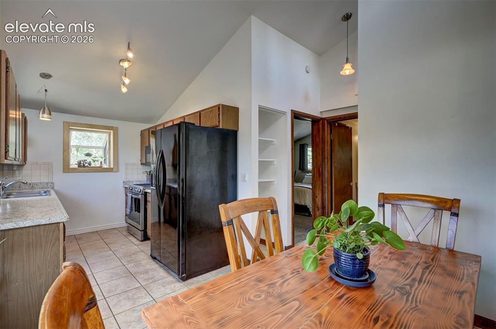 Image 16 of 47: Kitchen