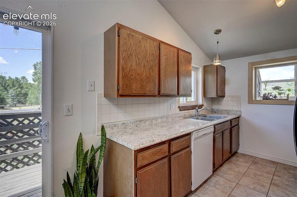 Image 17 of 47: Kitchen