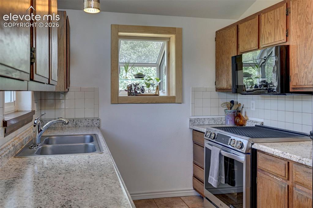 Image 18 of 47: Kitchen