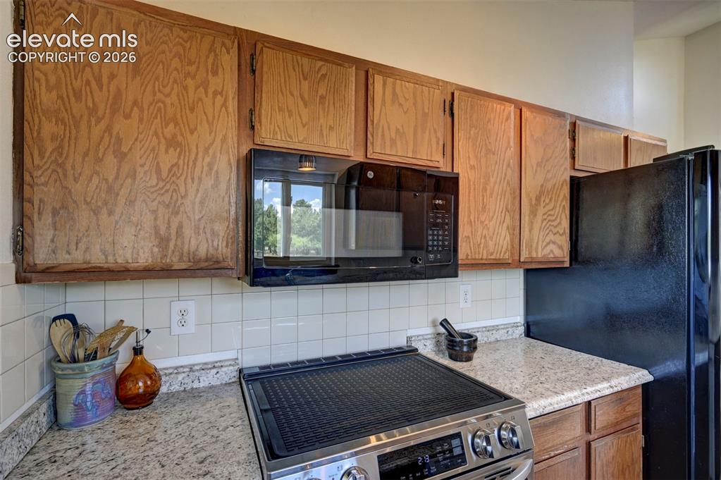 Image 19 of 47: Kitchen