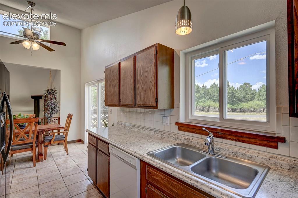 Image 20 of 47: Kitchen