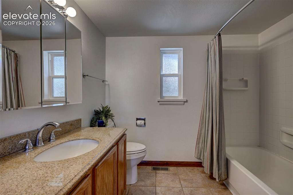 Image 23 of 47: Bathroom