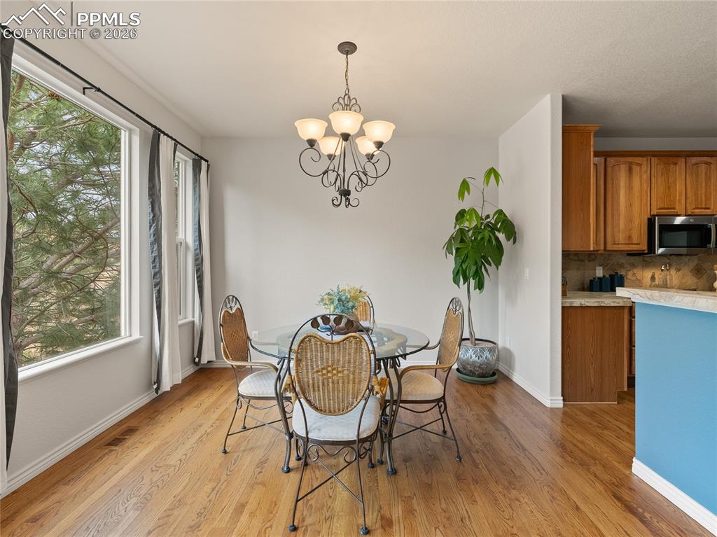 Image 10 of 50: Dining Area