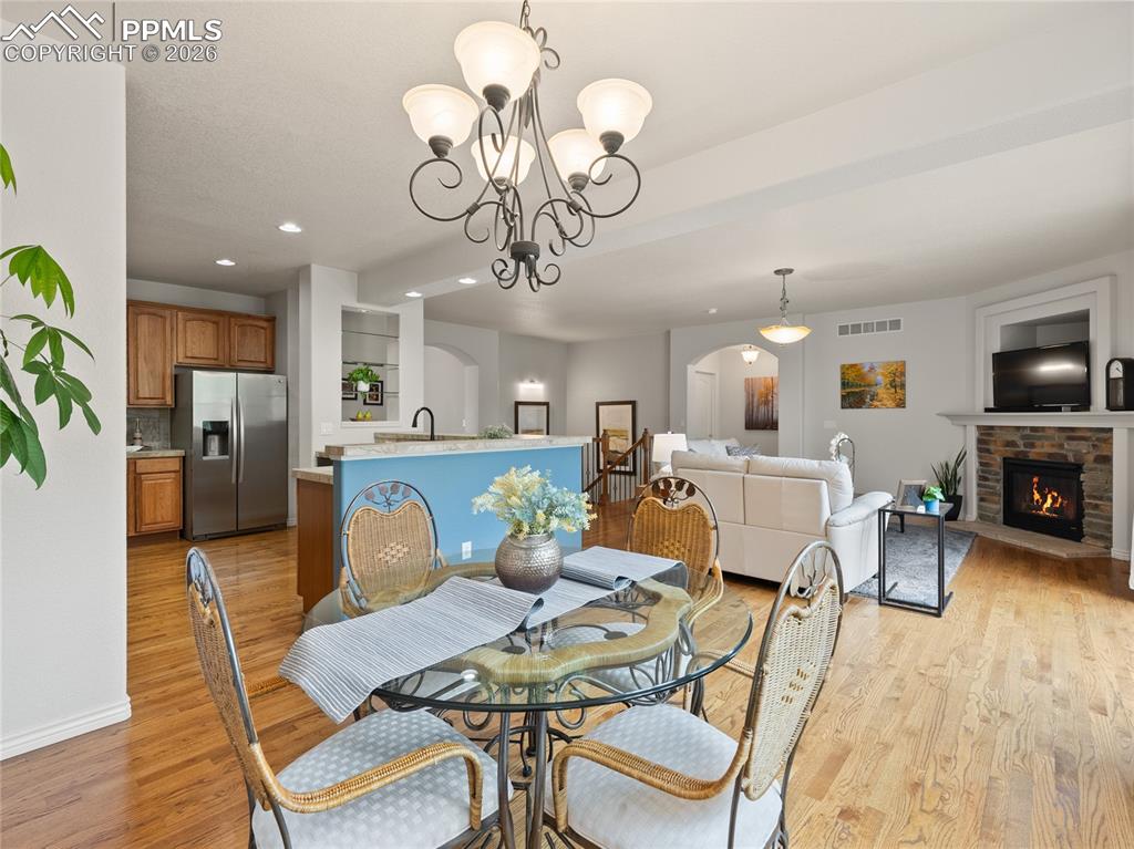 Image 11 of 50: Dining Area