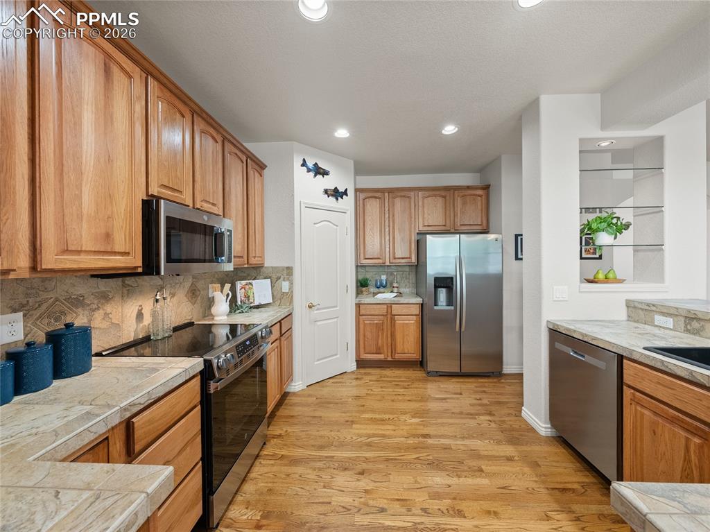 Image 13 of 50: Kitchen