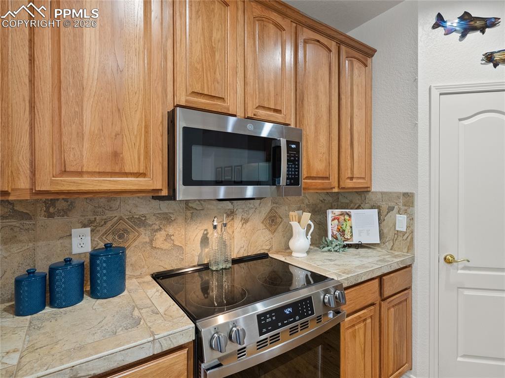 Image 14 of 50: Kitchen