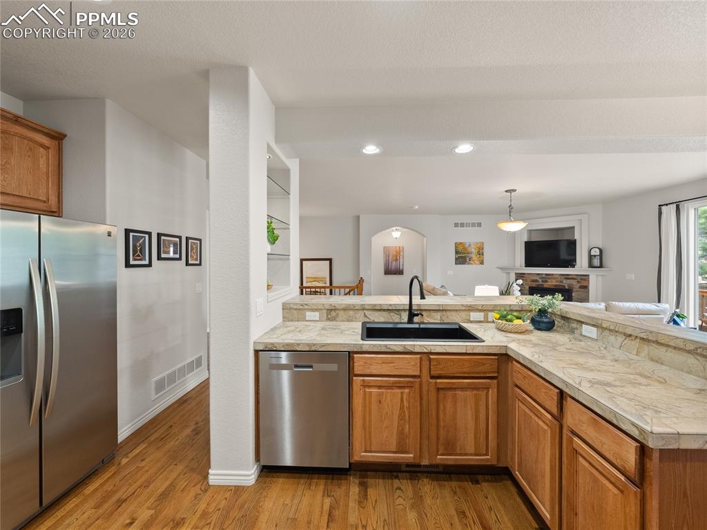 Image 16 of 50: Kitchen