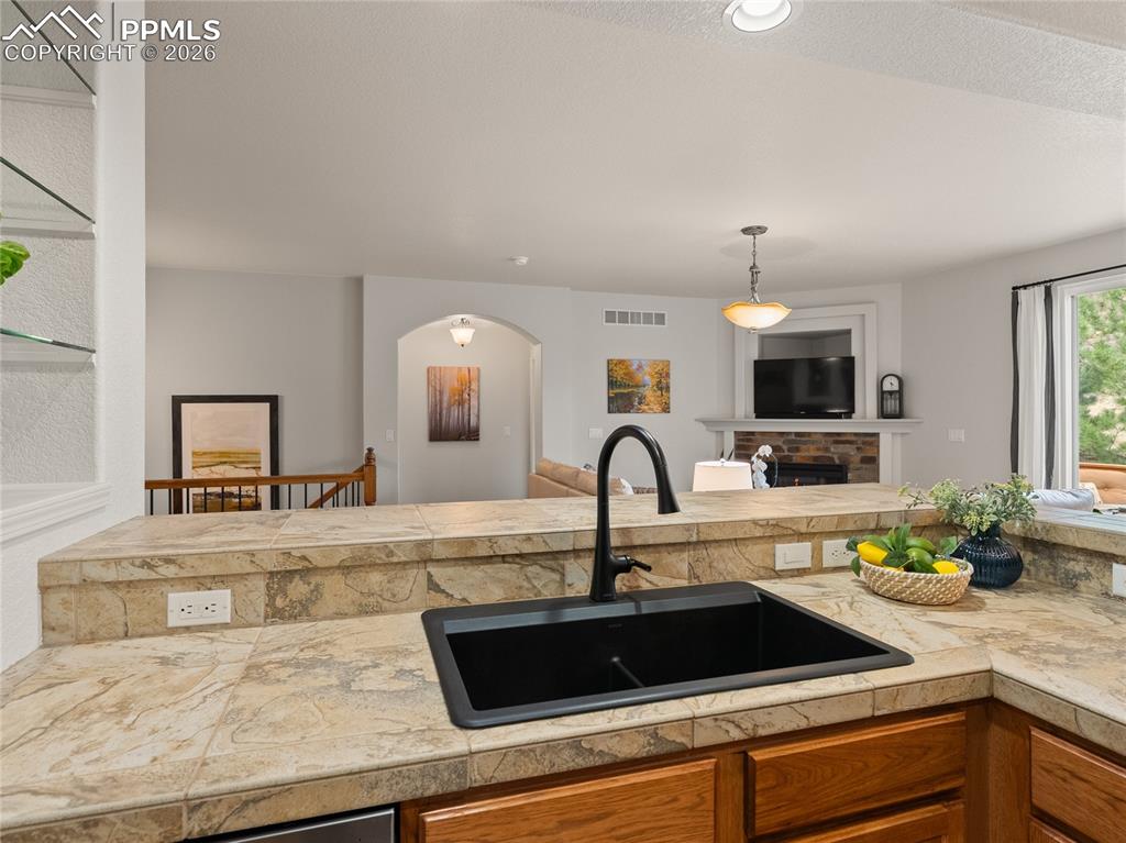 Image 17 of 50: Kitchen