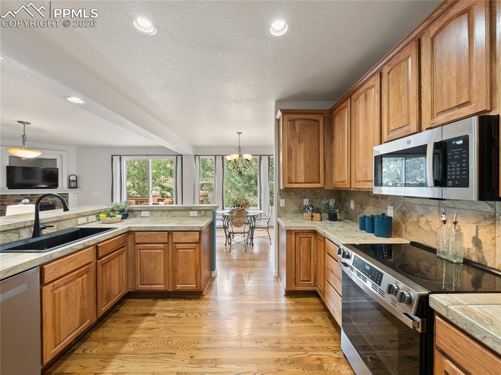 Image 18 of 50: Kitchen