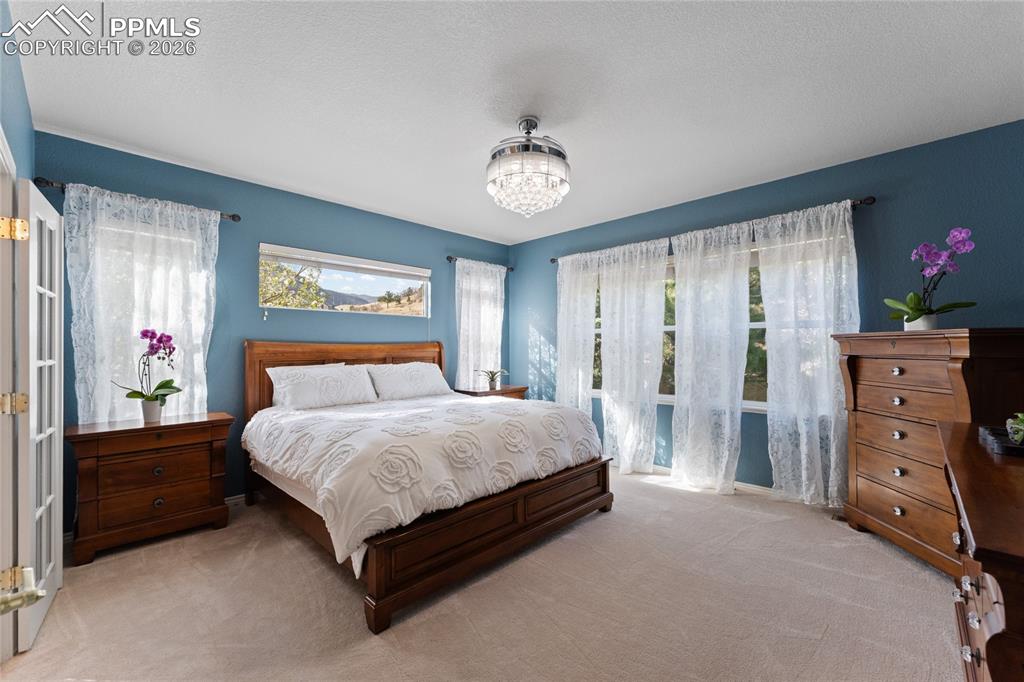 Image 19 of 50: Bedroom