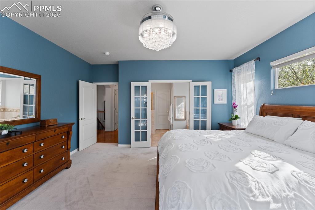 Image 21 of 50: Bedroom