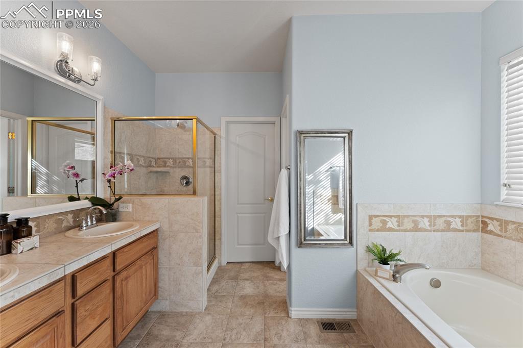 Image 22 of 50: Bathroom