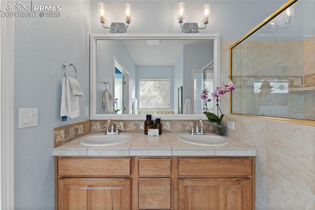 Image 23 of 50: Bathroom