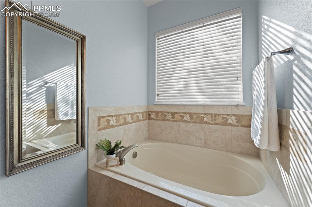 Image 24 of 50: Bathroom